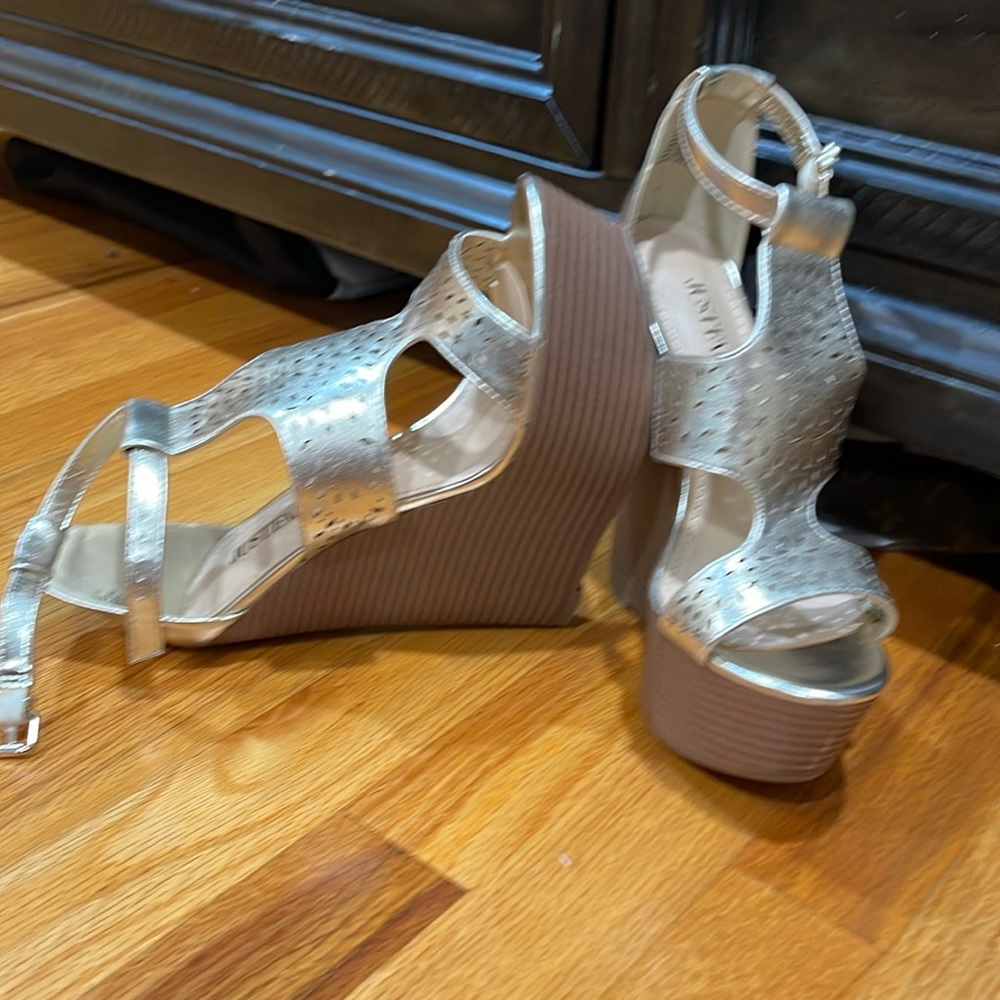 Brand new Gold just fab heels